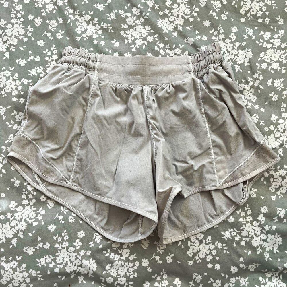 Lululemon Hotty Hot Low Rise Lined Running Shorts Rhino Grey Size 6 2.5" LW7